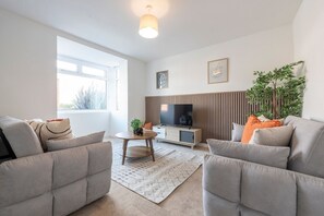 TV - Spacious 3BR House, Free Parking, Near City | NS (Leeds)