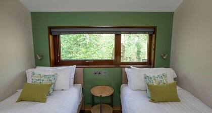 Garwnant Golden Oak Treehouse, Cwmtaf