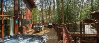 Garwnant Golden Oak Treehouse, Cwmtaf