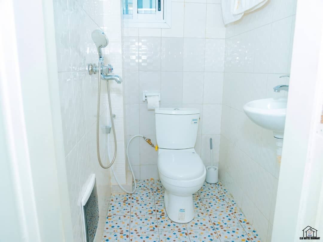 Bidet, toallas, jabón, papel higiénico