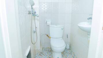 Bidet, toallas, jabón, papel higiénico