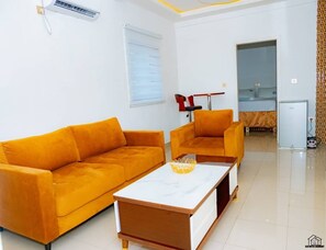 Studio tiện nghi đơn giản, ban công | Nội thất