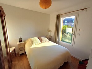 Tabla de planchar con plancha, wifi y ropa de cama 