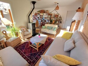 Tv, dvd-spelare, ett bordtennisbord och böcker