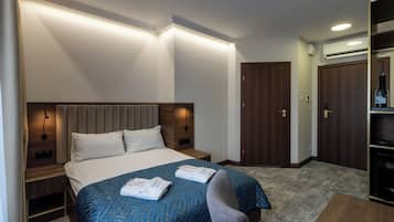 Estudio Confort | Escritorio, espacio para trabajar con un portátil, cortinas opacas