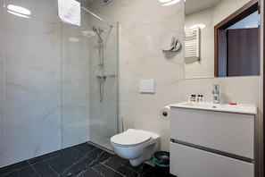 Phòng Deluxe | Phòng tắm | Buồng tắm vòi sen, đồ dùng nhà tắm miễn phí, máy sấy tóc, khăn tắm