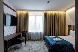 Habitación Deluxe | Escritorio, espacio para trabajar con un portátil, cortinas opacas