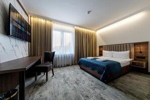 Desk, laptop workspace, blackout curtains, soundproofing - Sleep&Fly Okecie (Warsaw)