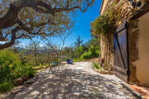 Outdoor dining - Holiday Home “La Fenière” with Mountain View, Private Terrace and Wi-Fi (Collobrières)