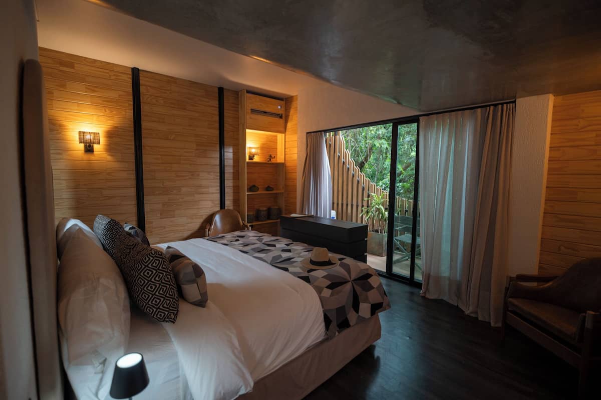 Un dormitorio moderno con una cama grande, un escritorio y una silla.