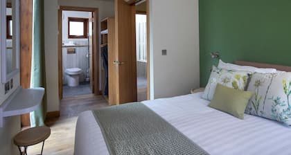 Garwnant Golden Oak, Cwmtaf: Nature's Perfect Retreat