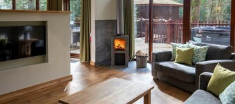 Garwnant Golden Oak, Cwmtaf: Nature's Perfect Retreat