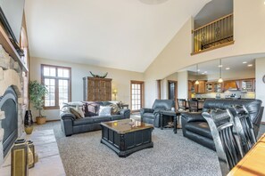 Smart TV, fireplace, ping pong, books - 3 Bedroom Dells Getaway Perfect for Families (Wisconsin Dells)
