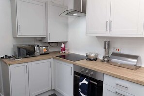 Fridge, microwave, oven, stovetop - The Standhouse @ Radcliffe (Radcliffe)