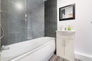 Shower - Regency by the Sea @ Blackpool (Blackpool)