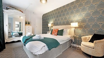 5 bedrooms, iron/ironing board, Internet, bed sheets