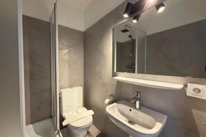 Shower, hair dryer, towels, soap - Beachfront studio in Scharbeutz - comfort & tranquillity right by the sea (Scharbeutz)