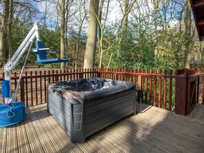 Outdoor spa tub - Garwnant Silver Birch Wheelchair Accessible Cabin, Cwmtaf (Merthyr Tydfil)