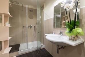Shower, hair dryer, bidet, towels - Amazing Duomo loft with terrace and elevator (Florence)