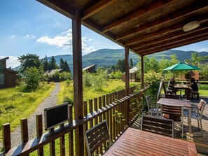 Outdoor dining - Ardgartan Argyll Golden Oak Lochside, Arrochar (Arrochar)