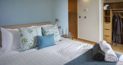 Delamere Silver Birch 2 doubles & 1 twin Secluded