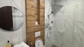 Deluxe-huoneisto, parveke, kaupunkinäköala | Kylpyhuone