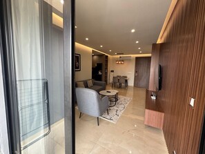 Apartamento luxo, sacada, vista para a cidade | Parte interna