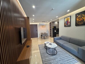 Apartamento luxo, sacada, vista para a cidade | Área de estar