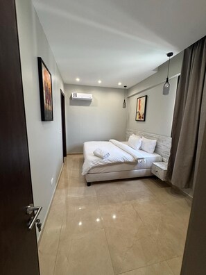Apartamento luxo, sacada, vista para a cidade | Ferros/tábuas de passar roupa, Wi-Fi de cortesia