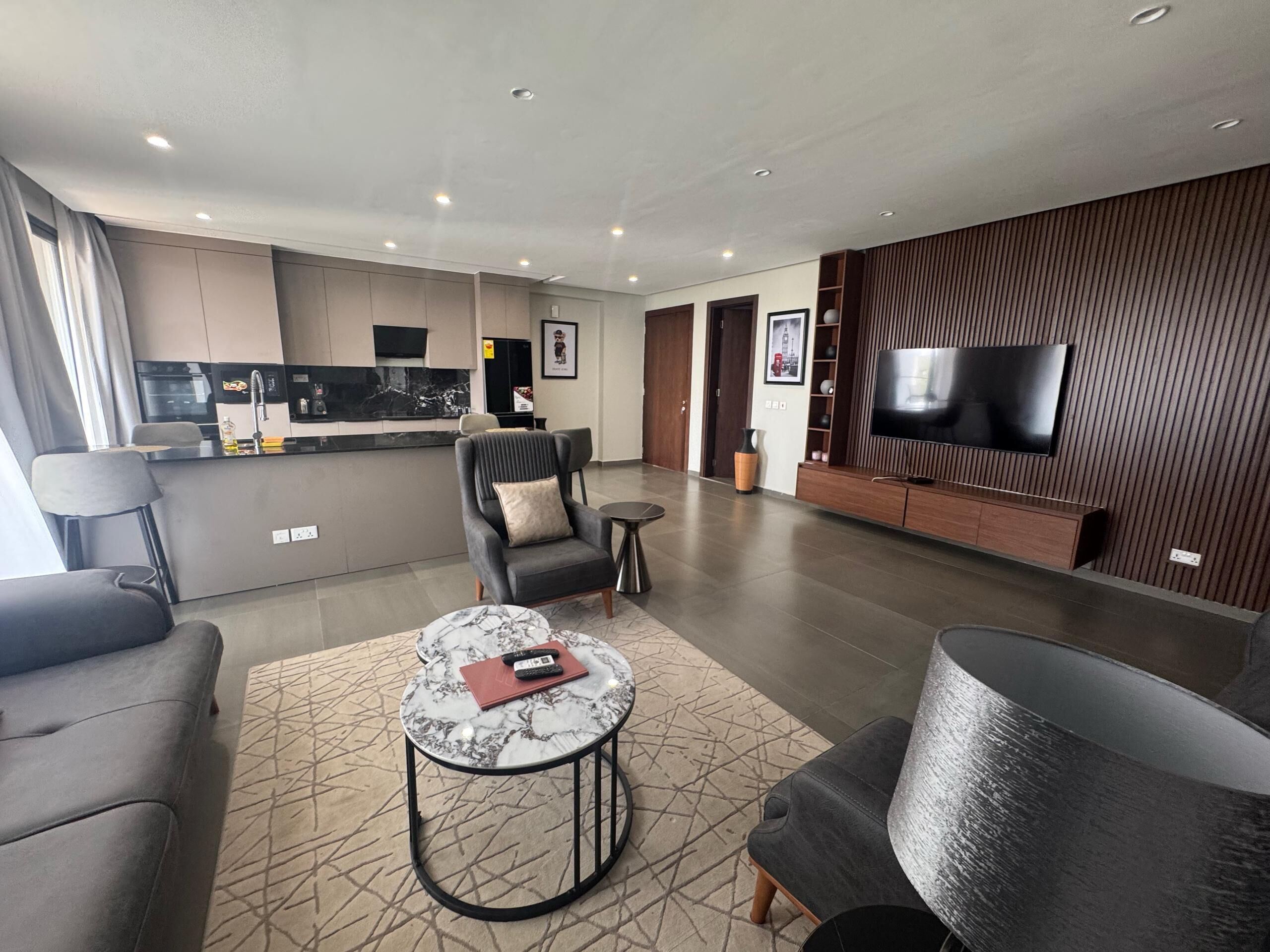 Condo superior, sacada, vista para a cidade | Área de estar