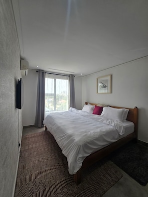 Apartamento luxo, sacada, vista para a cidade | Ferros/tábuas de passar roupa, Wi-Fi de cortesia