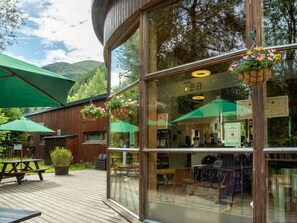 Outdoor dining - Strathyre Golden Oak Lochside, Callander (Callander)