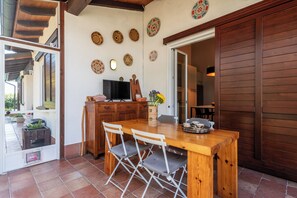 Vila, 3 quartos, vista para a piscina | Opções para refeição ao ar livre