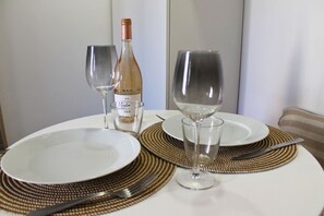 Dining - L'Escale - Cosy studio in the heart of Sanary (Sanary-sur-Mer)