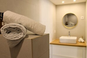 Shower, hair dryer, towels, soap - L'Escale - Cosy studio in the heart of Sanary (Sanary-sur-Mer)