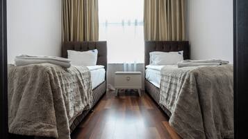 Apartamento Deluxe | Espacio para trabajar con un portátil y tabla de planchar con plancha