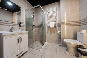 Deluxe Apartment | Bathroom | Shower, free toiletries, hair dryer, towels - Wesoła Apartamenty (Wólka Kosowska)