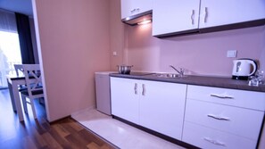 Fridge, stovetop, cookware/dishes/utensils - Wesoła Apartamenty (Wólka Kosowska)