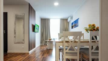 Apartamento luxo | Opções para refeição no quarto