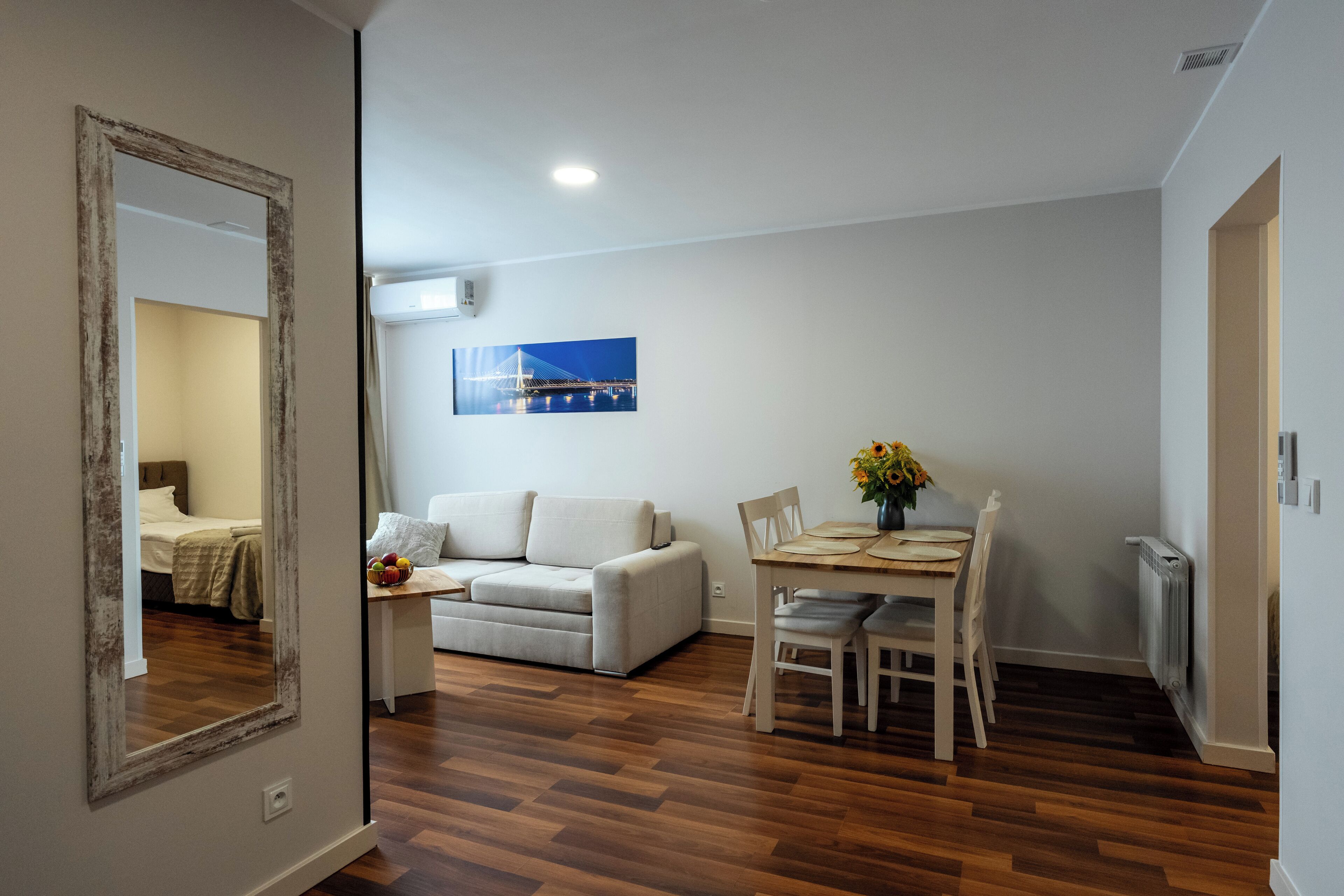 Departamento Deluxe | Espacio para trabajar con laptop y tabla de planchar con plancha 