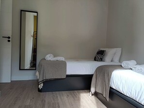 Desk, iron/ironing board, travel cot, WiFi - Spacious Gulbenkian – Families, A/C & Remote Work (Lisboa)