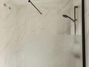 Shower, hair dryer, towels, shampoo - Spacious Gulbenkian – Families, A/C & Remote Work (Lisboa)