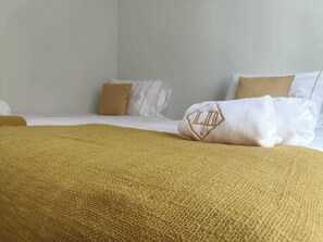 Iron/ironing board, travel cot, WiFi, bed sheets - Gulbenkian 1BR – Twin/Double, Sofa Bed, AC & Wi-Fi (Lisboa)