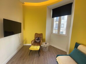 TV, offices - Gulbenkian 1BR – Twin/Double, Sofa Bed, AC & Wi-Fi (Lisboa)