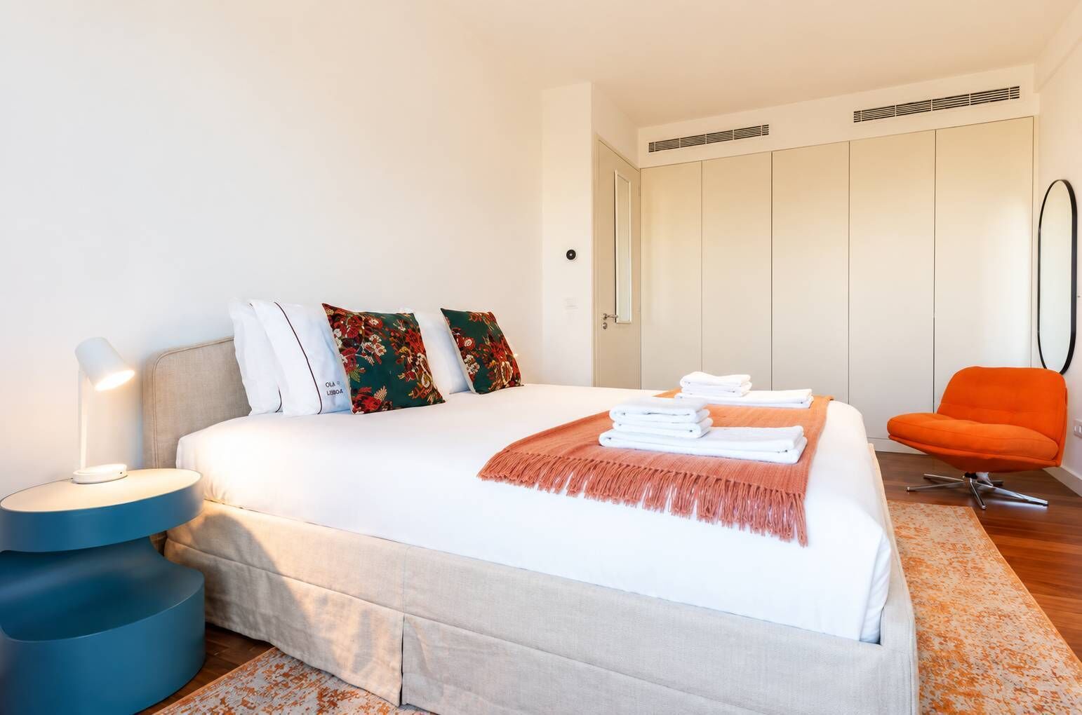 3 habitaciones, escritorio y tabla de planchar con plancha 