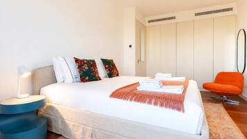 3 habitaciones, escritorio y tabla de planchar con plancha