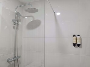 Shower, hair dryer, towels, shampoo - Alfama, Se, PracaDoComercio & CasaDosBicos - 32 (Lisboa)