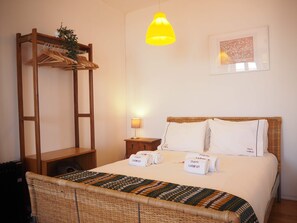 1 soverom, skrivebord, strykejern/-brett og reiseseng for barn