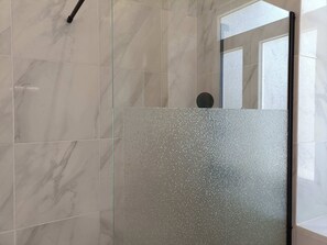 Shower, hair dryer, shampoo - Spacious 1BR near Gulbenkian & Sete Rios (Lisboa)