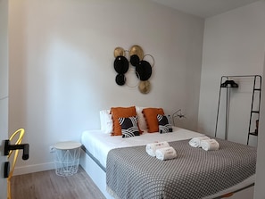 Desk, iron/ironing board, travel cot, WiFi - Spacious 1BR near Gulbenkian & Sete Rios (Lisboa)